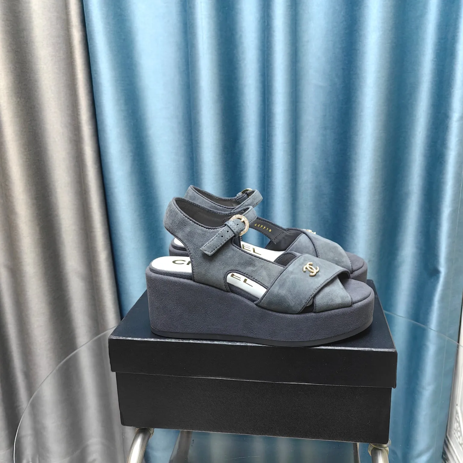 👟👟Ex-factory price 540👟👟 Top version Chanel/Chanel 24ss thick-soled lame-heeled sandals Material ☑️Fabric: patent leather/sheep ☑️Lining: sheepskin ☑️Outsole: original outsole ☑️Heel height: 7.5cm ☑️Number of yards: 35-40